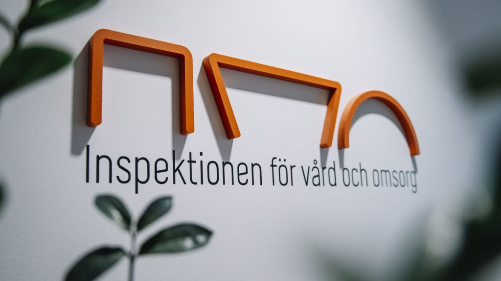 Here are a few natural Swedish rewrites of the title, ranging from most direct to slightly more formal:
Option 1 (Most direct & natural headline style):
Region Dalarna: Kirurgiskt instrument lämnades kvar i en mans buk under planerad operation
Option 2 (Formal/passive voice):
Kirurgiskt instrument kvarlämnades i en mans buk under planerad operation, uppger Region Dalarna
Option 3 (Everyday language):
Operationsinstrument lämnades kvar i en mans buk under planerad operation – Region Dalarna uppger
All three are correct, but Option 1 is the most common format for a Swedish news headline (using a colon to attribute the statement directly to the authority).