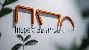 Here are a few natural Swedish rewrites of the title, ranging from most direct to slightly more formal:
Option 1 (Most direct & natural headline style):
Region Dalarna: Kirurgiskt instrument lämnades kvar i en mans buk under planerad operation
Option 2 (Formal/passive voice):
Kirurgiskt instrument kvarlämnades i en mans buk under planerad operation, uppger Region Dalarna
Option 3 (Everyday language):
Operationsinstrument lämnades kvar i en mans buk under planerad operation – Region Dalarna uppger
All three are correct, but Option 1 is the most common format for a Swedish news headline (using a colon to attribute the statement directly to the authority).