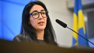 Socialdemokraterna vill kombinera SFI med yrkesutbildning för att förbättra svenskundervisningen.
Alternativt, mer rubrikanpassat:
S vill koppla samman SFI med yrkesutbildning – för bättre svenskundervisning.