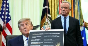 Anna Bratt: Därför vill Trump att barn ska få färre vaccin