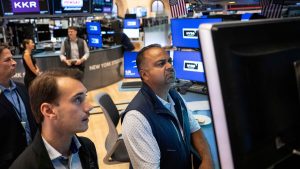 The user wants a Swedish translation/rewrite of the title: ”Nvidia falls for seventh straight session on Wall Street ahead of earnings report”.
Key elements to translate:
Nvidia (proper noun, stays as is, or maybe Nvidia-aktien – but usually just Nvidia).
falls (faller, sjunker)
for seventh straight session (för sjunde raka handelsdagen/sessionen)
on Wall Street (på Wall Street)
ahead of earnings report (inför/innan rapporten/vinstrapporten)
Consider natural Swedish news headline style. Headlines are often concise.
Option A: ”Nvidia faller för sjunde raka sessionen på Wall Street inför rapporten”
Option B: ”Nvidia sjunker för sjunde dagen i rad på Wall Street inför kvartalsrapporten”
Option C: ”Nvidia faller sjunde dagen i rad på Wall Street – väntar på rapport”
Option D: ”Nvidia backar för sjunde raka börsdagen på Wall Street inför delårsrapporten”
”earnings report” is typically ”kvartalsrapport” (quarterly report) or ”delårsrapport” or just ”rapport”. Since it’s Nvidia, it’s likely quarterly, so ”kvartalsrapport” is good.
”session” on Wall Street = ”handelsdag” (trading day) or ”börsdag” (stock market day) or ”session”. ”Handelsdag” or ”börsdag” sounds more natural in Swedish financial headlines than ”session” (though ”session” is also used). Let’s use ”handelsdag” or ”börsdag”. ”Sjunde raka handelsdagen”.
Combine: ”Nvidia faller för sjunde raka handelsdagen på Wall Street inför kvartalsrapporten” – this is good.
Check if it needs ”Nvidia” capitalized. Yes.
Let’s provide a couple of options for the user, but pick the most natural one as the primary rewrite.
Final answer should be a clear Swedish rewrite. Let’s provide 1-2 good variations.
Primary: ”Nvidia faller för sjunde raka handelsdagen på Wall Street inför kvartalsrapporten”
Alternative: ”Nvidia backar för sjunde börsdagen i rad på Wall Street väntande på rapport”
Actually, ”i rad” (in a row) is more common than ”raka” (consecutive) but both work. ”sjunde dagen i rad” is very natural.
So: ”Nvidia faller för sjunde dagen i rad på Wall Street inför kvartalsrapporten” – this is very natural Swedish.
Let’s go with that as the main answer. Provide 2 options.
Main: Nvidia faller för sjunde dagen i rad på Wall Street inför kvartalsrapporten
Alternative: Nvidia backar för sjunde raka börsdagen på Wall Street väntande på delårsrapporten (a bit more formal).
Let’s finalize.Nvidia faller för sjunde dagen i rad på Wall Street inför kvartalsrapporten
Alternative version:
Nvidia backar för sjunde raka handelsdagen på Wall Street inför kommande resultat