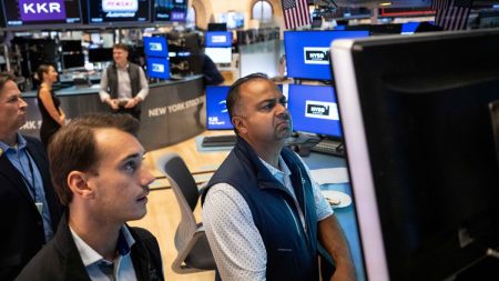 The user wants a Swedish translation/rewrite of the title: ”Nvidia falls for seventh straight session on Wall Street ahead of earnings report”.
Key elements to translate:
Nvidia (proper noun, stays as is, or maybe Nvidia-aktien – but usually just Nvidia).
falls (faller, sjunker)
for seventh straight session (för sjunde raka handelsdagen/sessionen)
on Wall Street (på Wall Street)
ahead of earnings report (inför/innan rapporten/vinstrapporten)
Consider natural Swedish news headline style. Headlines are often concise.
Option A: ”Nvidia faller för sjunde raka sessionen på Wall Street inför rapporten”
Option B: ”Nvidia sjunker för sjunde dagen i rad på Wall Street inför kvartalsrapporten”
Option C: ”Nvidia faller sjunde dagen i rad på Wall Street – väntar på rapport”
Option D: ”Nvidia backar för sjunde raka börsdagen på Wall Street inför delårsrapporten”
”earnings report” is typically ”kvartalsrapport” (quarterly report) or ”delårsrapport” or just ”rapport”. Since it’s Nvidia, it’s likely quarterly, so ”kvartalsrapport” is good.
”session” on Wall Street = ”handelsdag” (trading day) or ”börsdag” (stock market day) or ”session”. ”Handelsdag” or ”börsdag” sounds more natural in Swedish financial headlines than ”session” (though ”session” is also used). Let’s use ”handelsdag” or ”börsdag”. ”Sjunde raka handelsdagen”.
Combine: ”Nvidia faller för sjunde raka handelsdagen på Wall Street inför kvartalsrapporten” – this is good.
Check if it needs ”Nvidia” capitalized. Yes.
Let’s provide a couple of options for the user, but pick the most natural one as the primary rewrite.
Final answer should be a clear Swedish rewrite. Let’s provide 1-2 good variations.
Primary: ”Nvidia faller för sjunde raka handelsdagen på Wall Street inför kvartalsrapporten”
Alternative: ”Nvidia backar för sjunde börsdagen i rad på Wall Street väntande på rapport”
Actually, ”i rad” (in a row) is more common than ”raka” (consecutive) but both work. ”sjunde dagen i rad” is very natural.
So: ”Nvidia faller för sjunde dagen i rad på Wall Street inför kvartalsrapporten” – this is very natural Swedish.
Let’s go with that as the main answer. Provide 2 options.
Main: Nvidia faller för sjunde dagen i rad på Wall Street inför kvartalsrapporten
Alternative: Nvidia backar för sjunde raka börsdagen på Wall Street väntande på delårsrapporten (a bit more formal).
Let’s finalize.Nvidia faller för sjunde dagen i rad på Wall Street inför kvartalsrapporten
Alternative version:
Nvidia backar för sjunde raka handelsdagen på Wall Street inför kommande resultat
