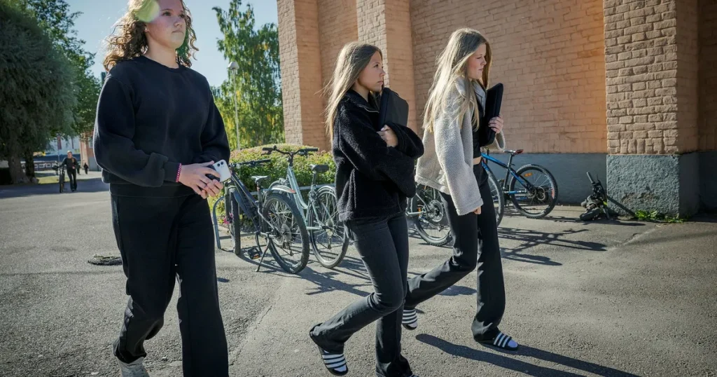 Fagerstas elever är tillbaka – klädda i svart