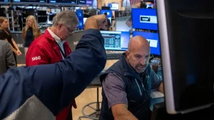 Svårare att översätta Wall Street-rubriken
Här är några alternativ på svenska:
Mer ordagrann översättning:
”Wall Street faller då rädsla för räntehöjningar ökar på grund av högre energipriser”
Mer naturlig svensk nyhetstitel:
”Wall Street rasar när ränteoron växer efter höjda energipriser”
Kortare variant:
”Wall Street ned – ränteoron ökar efter dyrare energi”
Den mellersta varianten är nog mest typisk för svenska finansnyheter.