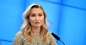 Ebba Busch trappar upp vårdstriden inför valet