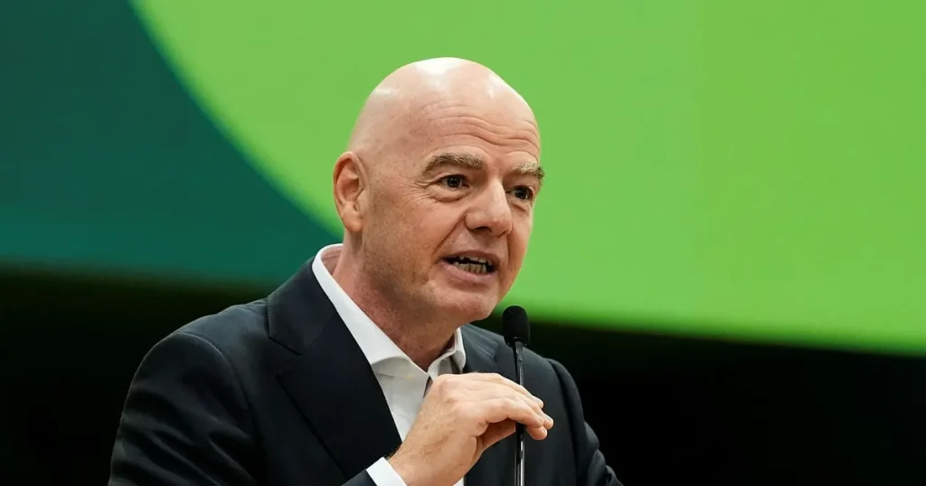 Infantino ber om ursäkt – och går till motattack