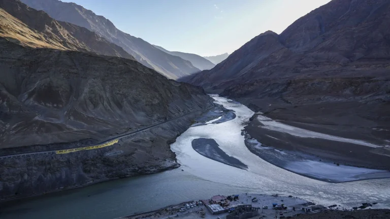 Indien uppmanas att följa Indusvattenfördraget med Pakistan trots tvisten om avgörandet.