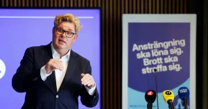 Strömmer anklagar S för att mjukna om brottslingar