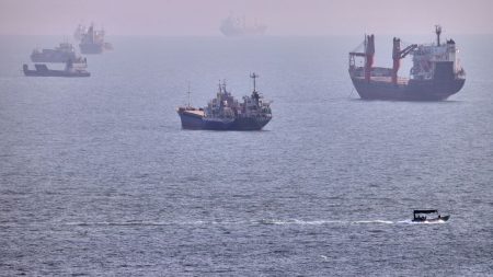 Iran varnar grannländerna mot att hjälpa USA i det ekonomiska kriget.