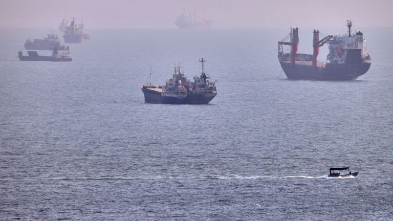 Iran varnar grannländerna mot att hjälpa USA i det ekonomiska kriget.
