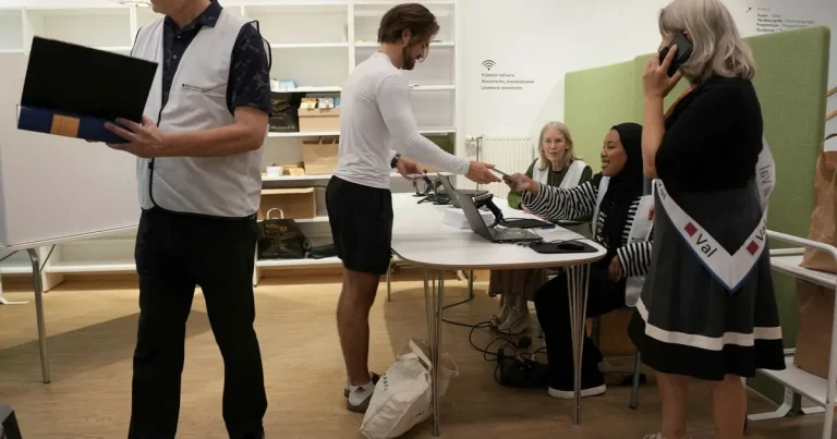 Petter först till valurnan: ”Rösta vill man inte missa”