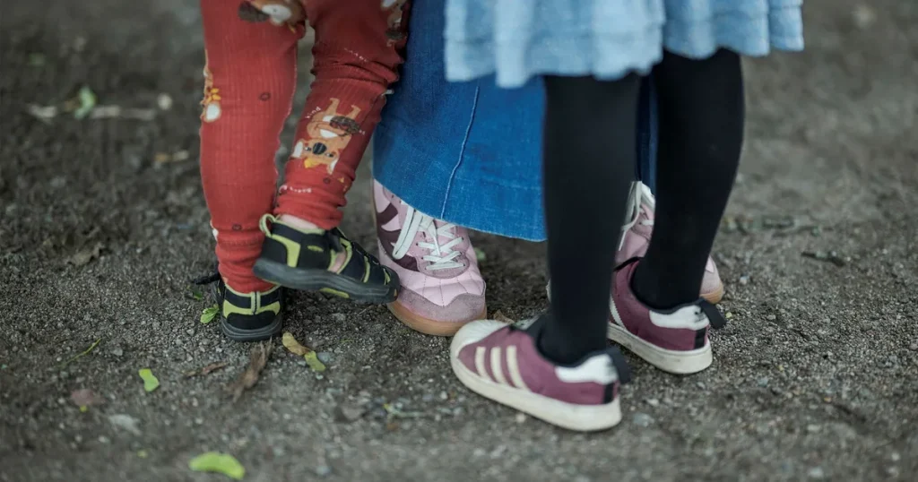 S vill utöka förskoletimmar för äldre syskon – M vill slopa timgränsen