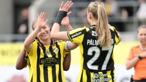 Häcken krossar Eskilstuna 6-0 för att hålla sig nära serieledarna efter Schröder-försäljningen