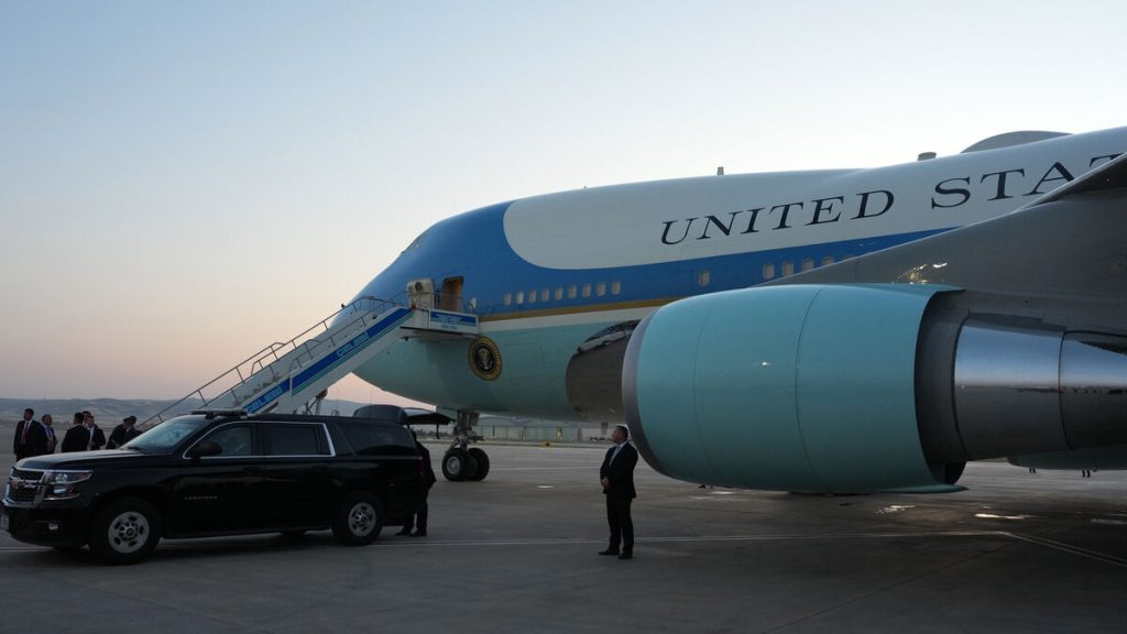 Washington Post: Trump flyttades till ett tredje plan i en matlastbil mitt under Iranhot, enligt källor
