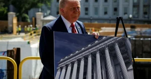 Källor: Trump svajar hit och dit om balsalsbygget