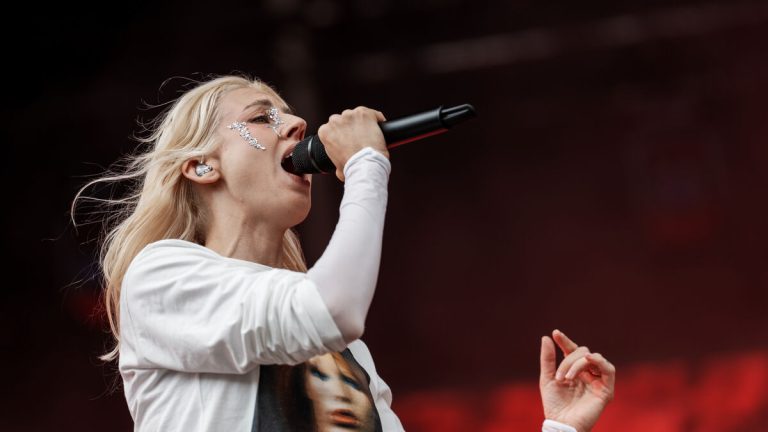 Håkan Hellström överraskar på Veronica Maggios konsert på Stockholms stadion.