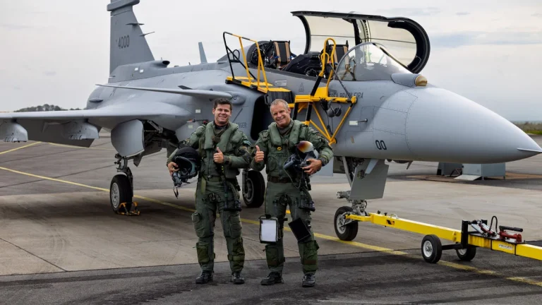 Saab genomför första testflygningen av tvåsitsiga Gripen F
(Alternative, slightly more concise headline style:)
Saab testflyger tvåsitsiga Gripen F för första gången