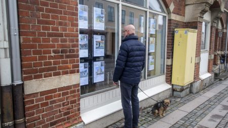 Säljarens marknad byggs upp inför stora visningshelger när bostadsutbudet minskar, enligt Hemnet