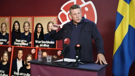 Socialdemokraterna lanserar valaffischkampanj med budskapet Dags att ta Sverige på allvar