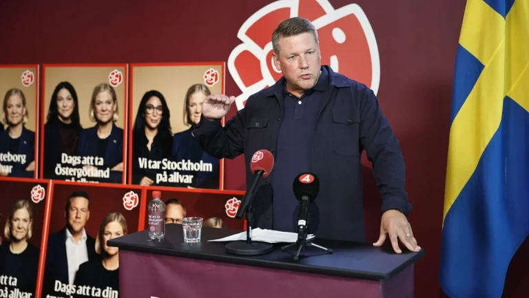 Socialdemokraterna lanserar valaffischkampanj med budskapet Dags att ta Sverige på allvar