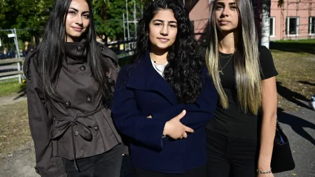 Här är några förslag på svenska rubriker, beroende på om man vill vara formell eller mer rubrikvänlig:
Direkt och naturlig översättning:
Elever nära skolattacken i Fagersta säger att det inte längre känns tryggt att gå till skolan.
Mer kompakt och rubrikvänlig:
Elever nära Fagersta-skolattacken: Det känns inte längre tryggt att gå till lektionerna.
Alternativ med starkare känsla:
Elever i närheten av skolattacken: ”Vi vågar inte längre gå till skolan”