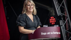 Socialdemokraterna vill förbjuda förtur för privatförsäkrade patienter inom offentlig vård
(Alternative shorter version: S vill förbjuda förtur för privata försäkringspatienter i vården)