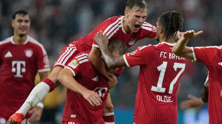 Bayern München krossade Stuttgart med 5–1 i Bundesligapremiären.
