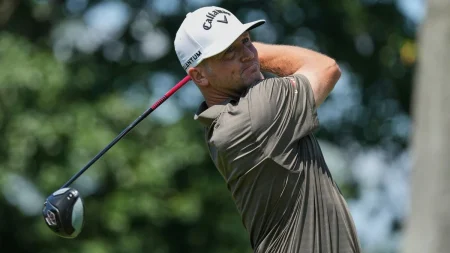 Alex Norén rycker in i striden om Tourfinalen efter stark lördag
(Alternativ formulering: Alex Norén klättrar i kampen om Tourfinalen med stark lördagsinsats på PGA-slutspelet.)