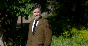 Daniel Möller om gravpoesi för husdjur: ”En piga klämde ihjäl kanariefågeln med ett stolsben”