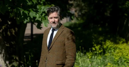 Daniel Möller om gravpoesi för husdjur: ”En piga klämde ihjäl kanariefågeln med ett stolsben”