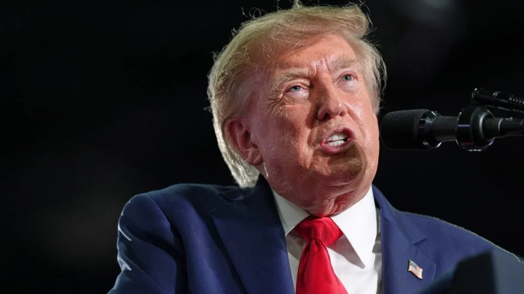 Trump trappar upp tullkonflikten med Kanada – hotar med 50-procentiga biltullar 2027