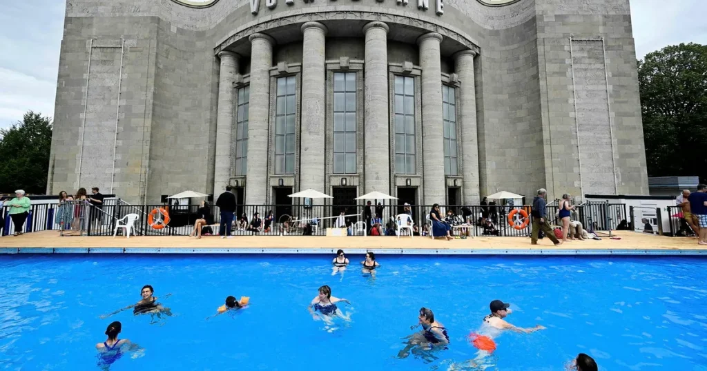 Ilska när vita portades från bad i Berlin