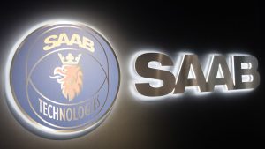 Här är den omskrivna titeln på svenska:
”Saab bygger ny fabrik på 80 000 kvadratmeter i Jönköping”
Om du vill ha en mer nyhetsrubrik-liknande variant kan du även använda:
”Saab etablerar 80 000 kvadratmeter stor fabrik i Jönköping”