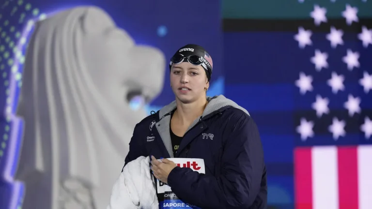 Kate Douglass slog världsrekordet på 50 meter frisim två gånger på en dag vid Pan Pacific-mästerskapen