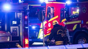 Mänskliga kvarlevor funna efter kraftig brand i villa utanför Vara – mordbrandsutredning inledd