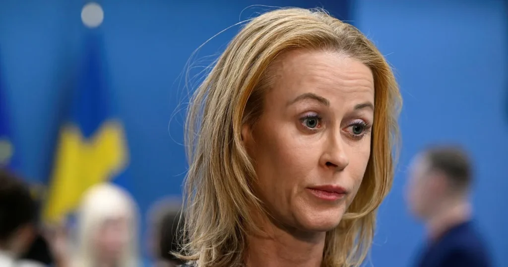 Nya vittnet till kraschen: ”Hon plöjer ner alla skyltar”