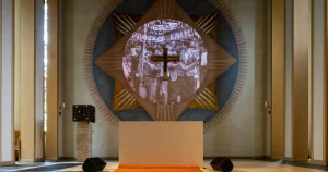 Konst fyller avkristnade kyrkor i lyckad biennal