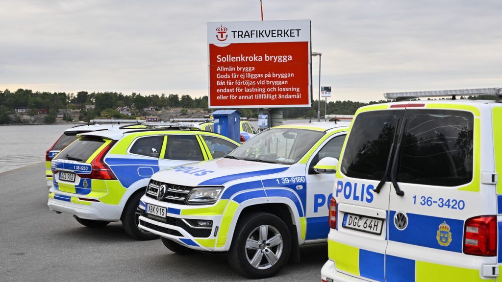 Misstänkt mordmisstänkt säger ”uppenbarligen vad som hände” under polisförhör
Alternative version (more natural Swedish):
Mordmisstänkt säger ”uppenbarligen vad som hände” under polisförhör
(Note: ”Misstänkt mordmisstänkt” is redundant in Swedish, so the second version removes the redundancy)