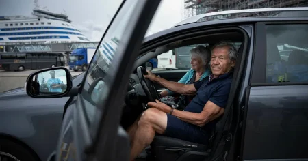 Full tank före färjan till Finland: ”Man måste spara”