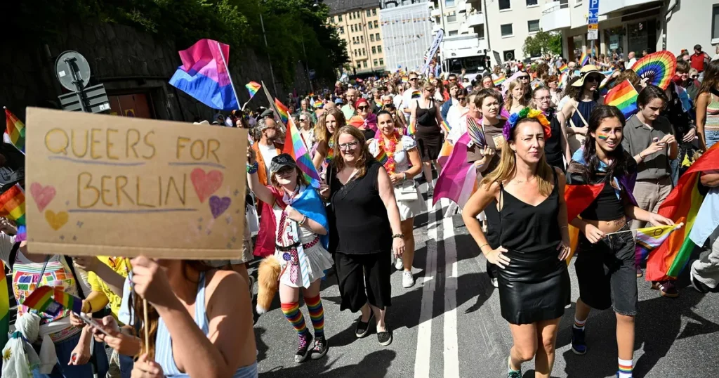 Bildspel: Prideparaden tågar genom Stockholm