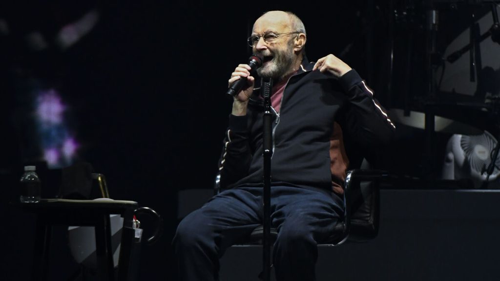 Phil Collins säger att han tillbringade sju månader på intensivvården och hans familj kallades för att säga adjö