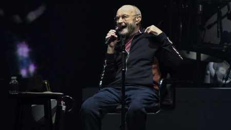 Phil Collins säger att han tillbringade sju månader på intensivvården och hans familj kallades för att säga adjö