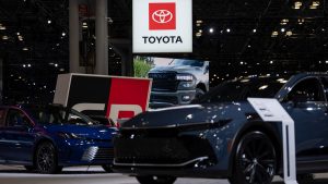 Toyota höjer helårsprognosen för vinst efter femte kvartalet i rad med sjunkande vinst