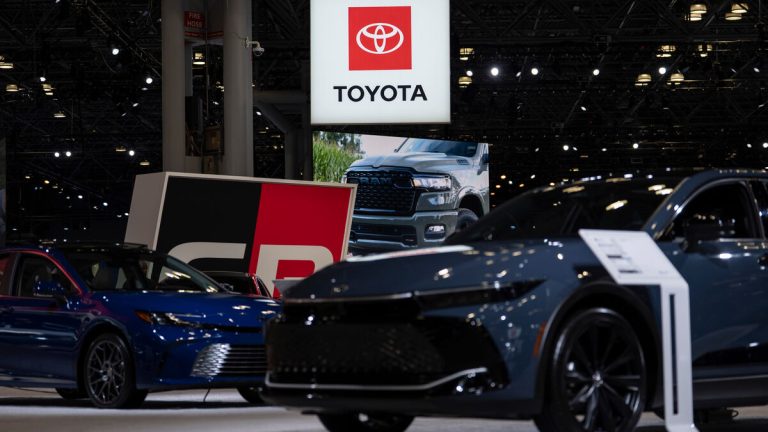 Toyota höjer helårsprognosen för vinst efter femte kvartalet i rad med sjunkande vinst