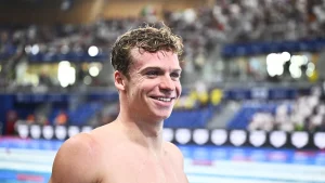 Léon Marchand tar silver för Frankrike i 4x200m frisim vid EM