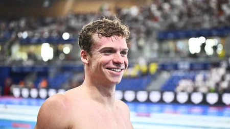 Léon Marchand tar silver för Frankrike i 4x200m frisim vid EM
