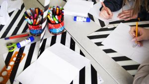 ”Moderaterna lovar att avskaffa avgifterna för förskola och fritidshem”
(Alternatively, in a slightly more compact news headline style: ”Moderaterna lovar avskaffa avgifter för förskola och fritids”)