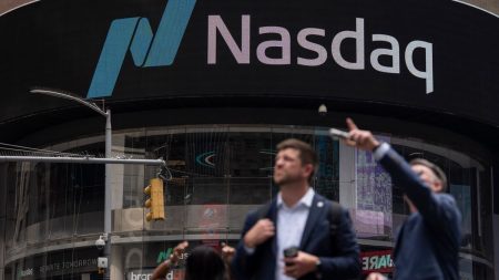 Here are a few Swedish translations of the title, ranging from direct to more natural:
Nasdaq planerar 23-timmars handelsdag – i väntan på SEC-godkännande
Nasdaq vill införa 23 timmars handel – kräver SEC:s godkännande
Nasdaq planerar handelsdag på 23 timmar, under förutsättning av SEC-godkännande
The first option is probably the closest in tone and structure to the original.