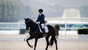 Louise Etzner Jakobssons häst skadad, tvingar teamet att lämna världsmästerskapen i paradressyr