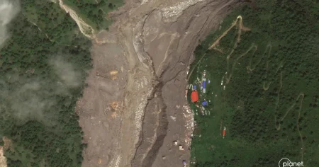 Före- och efterbilder visar enorma förödelsen i Nepal och Tibet